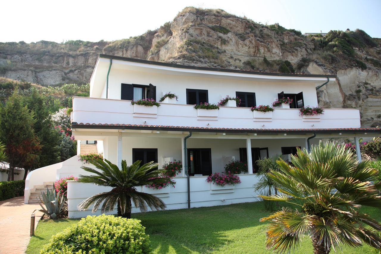 Borgo Di Riaci Beach Resort سانتا دومينيكا المظهر الخارجي الصورة